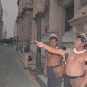 Imagem tema do episódio foi registrada nos anos 2000. - Foto: Acervo Fotográfico e Audiovisual do Palácio Piratini/MuseCom - Colorida por IA