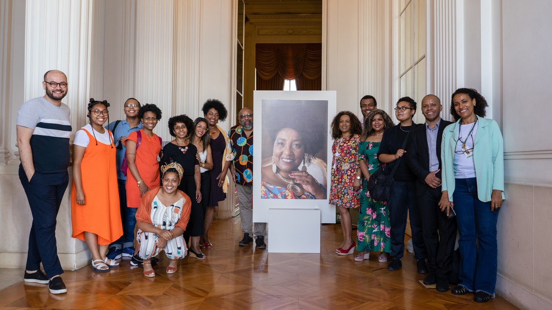 Comitiva da Unipampa na foto de Giane Vargas, na exposição Donas da História.